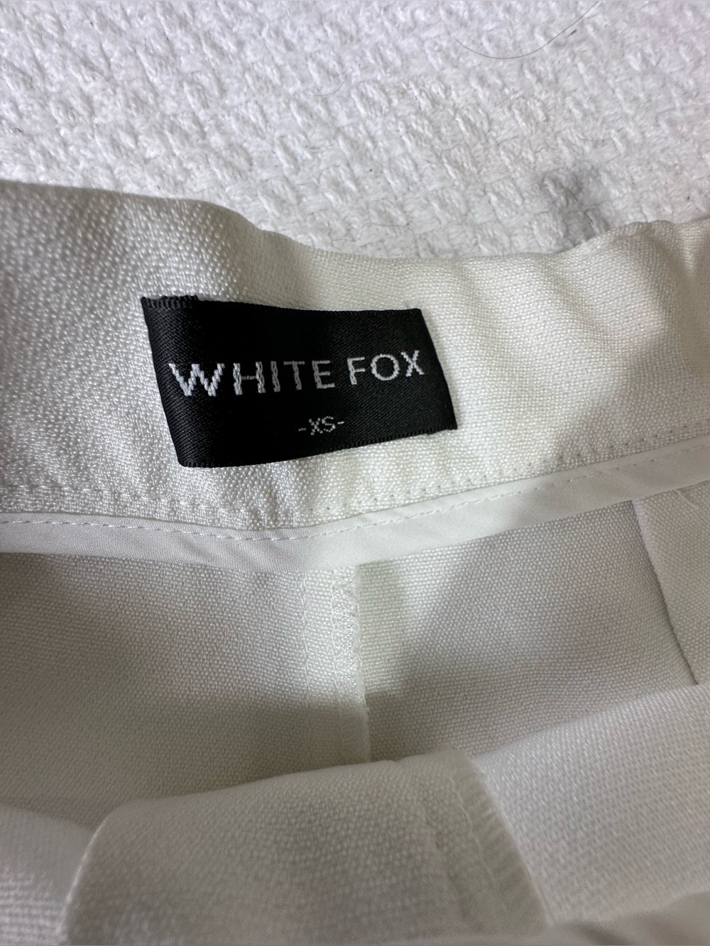 White Fox Tailored White Shorts — XS — Chic Minimal Style - Picture 5 of 5